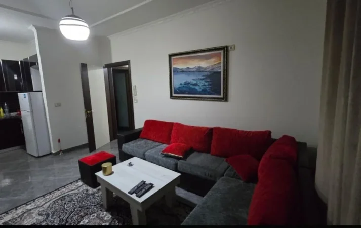 Tirane, jepet me qera apartament 1+1+Ballkon Kati 4, 70 m² 500 € (LIQENI THATE)