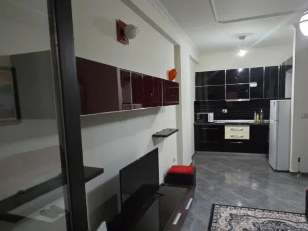 Tirane, jepet me qera apartament 1+1+Ballkon Kati 4, 70 m² 500 € (LIQENI THATE)