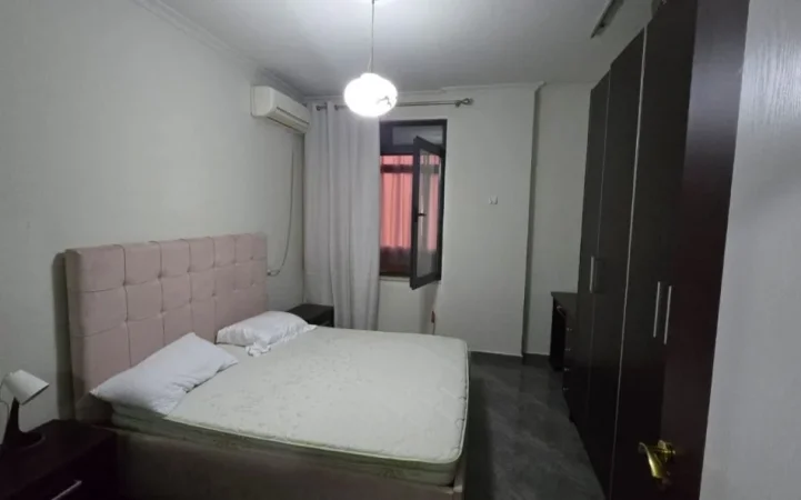 Tirane, jepet me qera apartament 1+1+Ballkon Kati 4, 70 m² 500 € (LIQENI THATE)