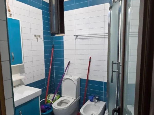 Tirane, jepet me qera apartament 1+1+Ballkon Kati 4, 70 m² 500 € (LIQENI THATE)