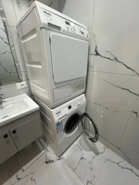 Tirane, jepet me qera apartament 1+1 Kati 1, 70 m² 600 € (BARRIKADA)