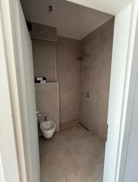 Tirane, jepet me qera zyre , 100 m² 650 € 