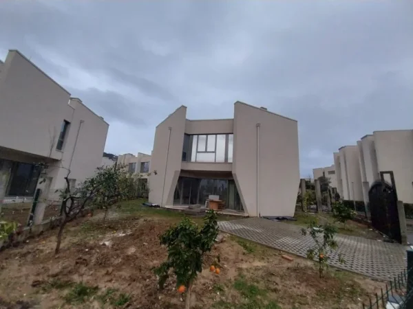 Tirane, jepet me qera Vile 2 Katshe , 278 m² 4.500 € (liqeni i thate)