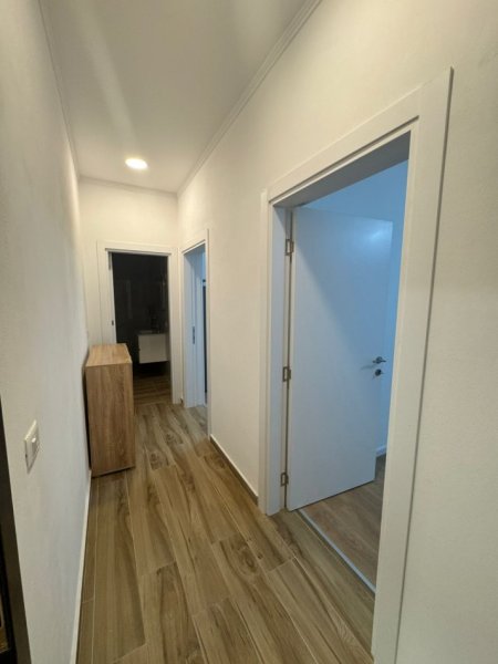 Tirane, jepet me qera apartament 1+1 , 80 m² (Rr. Islam Rusi, prane mbikalimit te Shkozes)