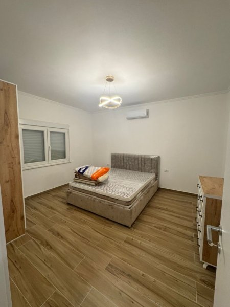 Tirane, jepet me qera apartament 1+1 , 80 m² (Rr. Islam Rusi, prane mbikalimit te Shkozes)