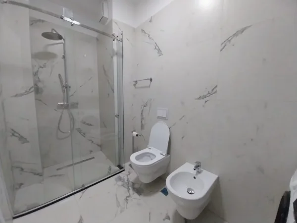 Tirane, jap me qera apartament 1+1+Ballkon Kati 3, 80 m² 900 € (liqeni i thate)