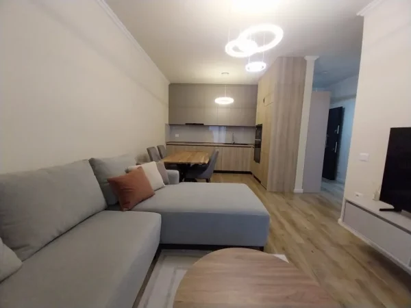 Tirane, jap me qera apartament 1+1+Ballkon Kati 3, 80 m² 900 € (liqeni i thate)