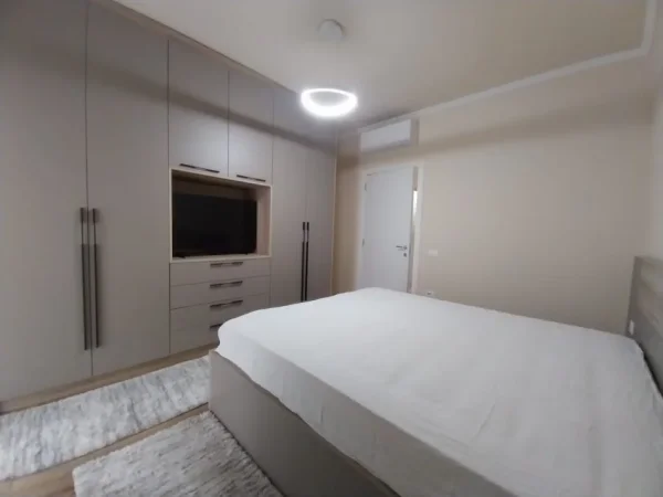 Tirane, jap me qera apartament 1+1+Ballkon Kati 3, 80 m² 900 € (liqeni i thate)