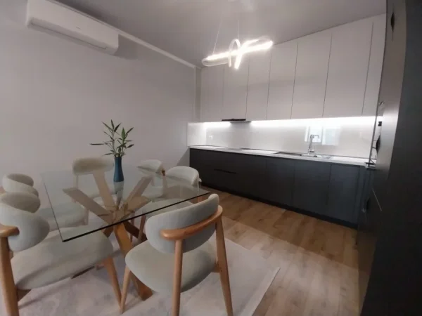 Tirane, jepet me qera apartament 2+1+Ballkon Kati 3, 110 m² 1.200 € (Liqeni i Thate)