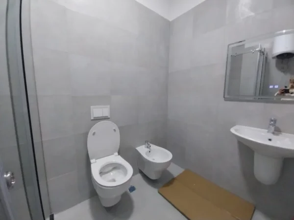 Tirane, jepet me qera apartament 2+1 Kati 1, 90 m² 1.100 € (Liqeni i Thate)