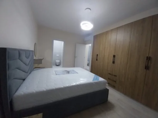 Tirane, jepet me qera apartament 2+1 Kati 1, 90 m² 1.100 € (Liqeni i Thate)