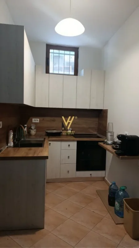 Tirane, jepet me qera shtepi 3+1+Ballkon Kati 0, 80 m² 850 € (BULEVARDI ZOGU I)