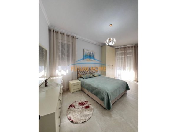 Tirane, jepet me qera apartament duplex 2+1+2+Ballkon Kati 8, 109 m² 1.100 € (Qender)