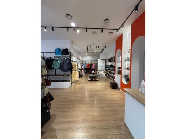 Tirane, jepet me qera ambjent biznesi Kati 0, 150 m² 3.000 € 