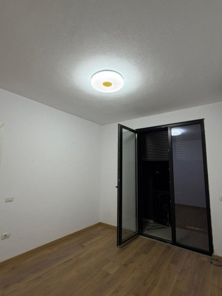 Tirane, jepet me qera zyre Kati 2, 70 m² 550 € (PAZARI I RI)