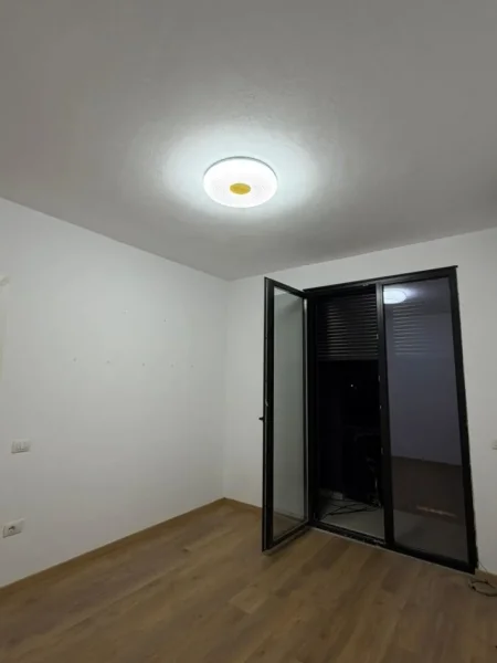 Tirane, jepet me qera zyre Kati 2, 70 m² 550 € (PAZARI I RI)