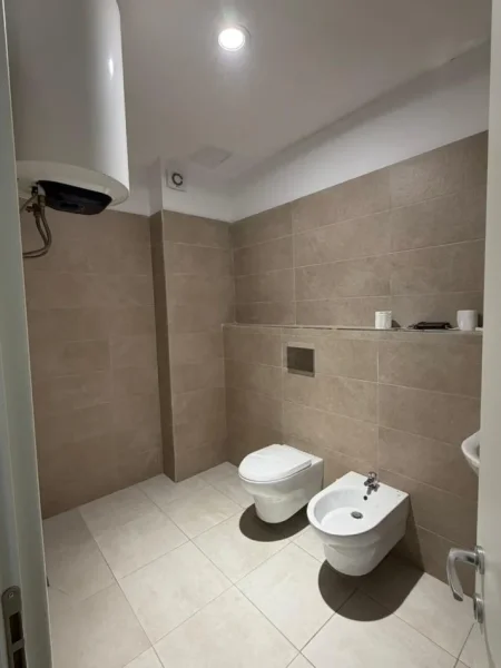 Tirane, jepet me qera zyre Kati 2, 70 m² 550 € (PAZARI I RI)