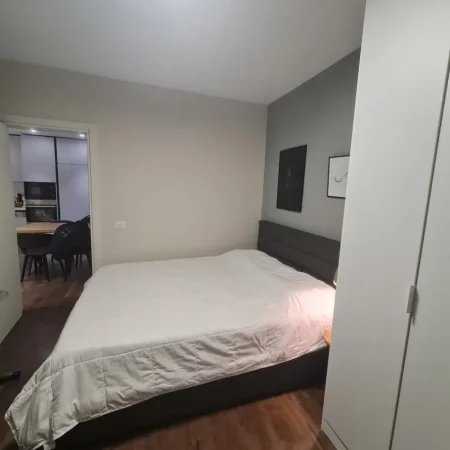 Tirane, jepet me qera apartament 1+1+Ballkon Kati 4, 70 m² 450 € (Yzberisht)