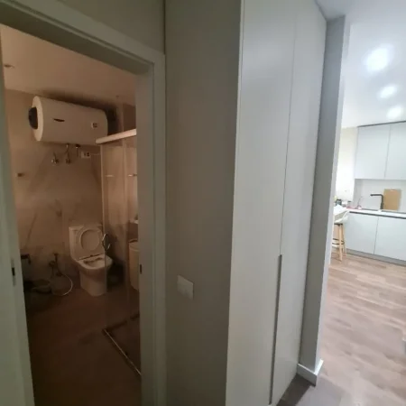 Tirane, jepet me qera apartament 1+1+Ballkon Kati 4, 70 m² 450 € (Yzberisht)