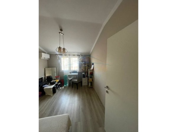 Tirane, jepet me qera apartament 3+1 Kati 2, 160 m² 520 € 