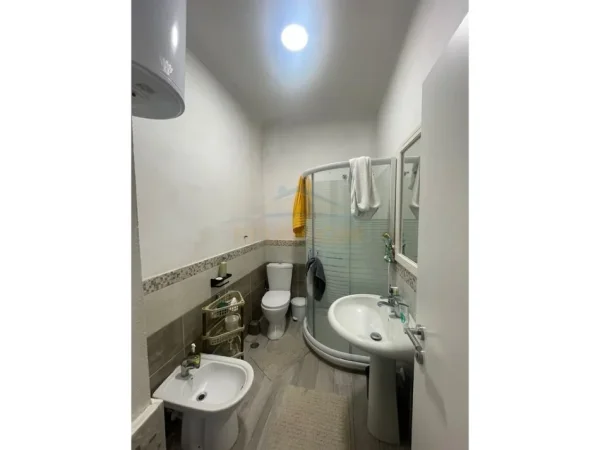 Tirane, jepet me qera apartament 3+1 Kati 2, 160 m² 520 € 