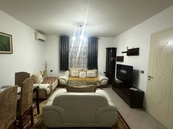 Tirane, jepet me qera apartament 2+1 Kati 1, 120 m² 450 € (liqeni thate)