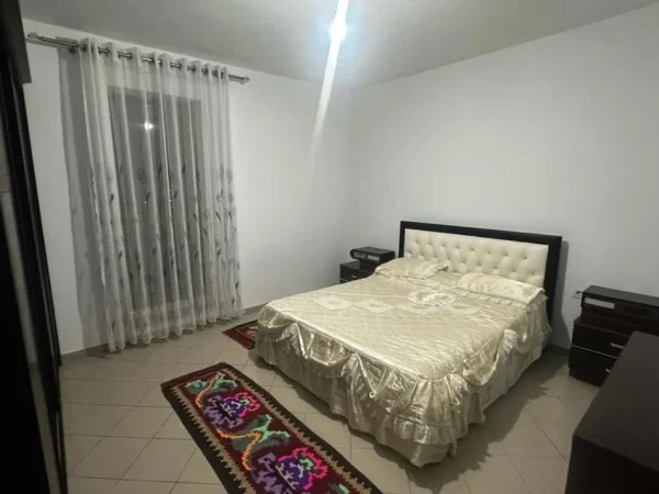 Tirane, jepet me qera apartament 2+1 Kati 1, 120 m² 450 € (liqeni thate)