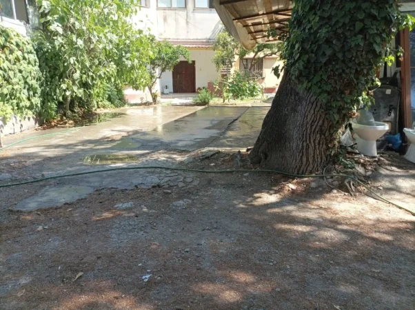 Tirane, jepet me qera ambjent biznesi , 100 m² 300 €