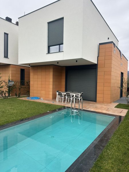 Tirane, jepet me qera apartament 3+1 , 300 m² 3.400 € (ZONA TEG)