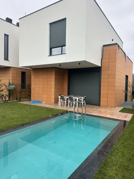 Tirane, jepet me qera apartament 3+1 , 300 m² 3.400 € (ZONA TEG)