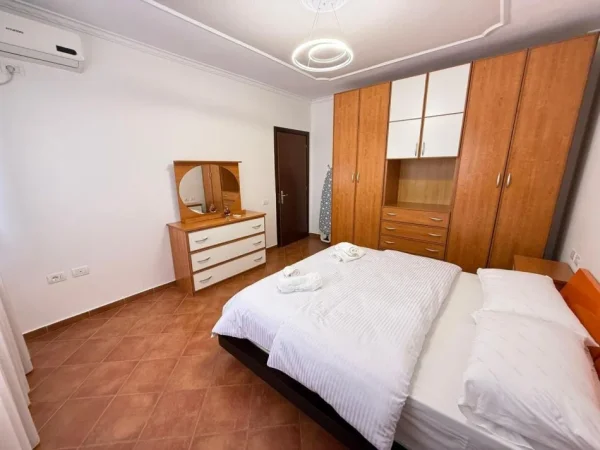Tirane, jepet me qera apartament 1+1 Kati 8, 550 €