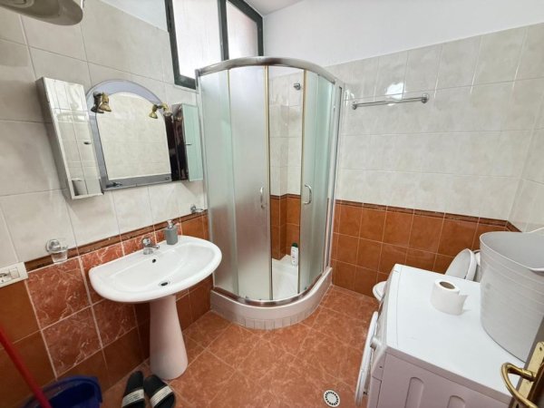 Tirane, jepet me qera apartament 1+1 Kati 8, 600 € 