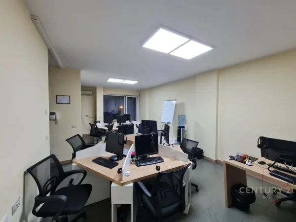 Tirane, jepet me qera zyre Kati 2, 93 m² 900 € (Garda)