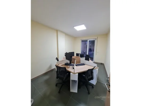 Tirane, jepet me qera zyre Kati 2, 93 m² 900 € (Garda)