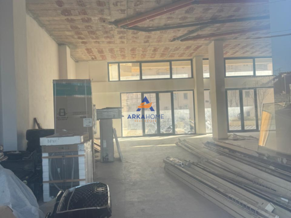 Tirane, jepet me qera ambjent biznesi , 190 m² 5.000 € 