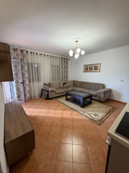 Tirane, jepet me qera apartament 1+1 Kati 6, 70 m² 350 € (KOMBINAT)