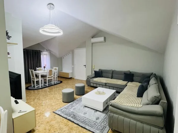 Tirane, jepet me qera apartament 2+1 Kati 4, 80 m² 600 € (Rruga Vace Zela)
