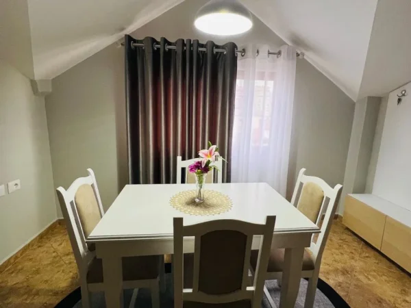 Tirane, jepet me qera apartament 2+1 Kati 4, 80 m² 600 € (Rruga Vace Zela)