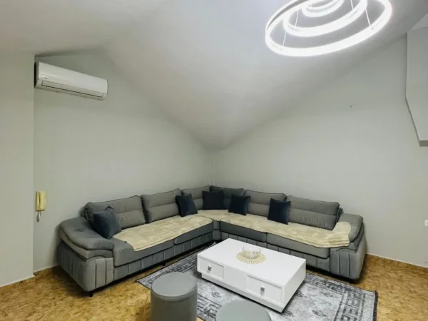 Tirane, jepet me qera apartament 2+1 Kati 4, 80 m² 600 € (Rruga Vace Zela)