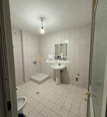 Tirane, jepet me qera apartament 1+1 Kati 2, 35 m² 430 € (Vasil Shanto)