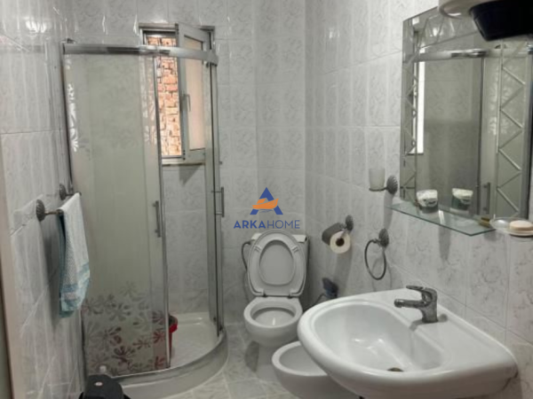 Tirane, jepet me qera apartament 3+1 Kati 4, 80 m² 800 € 