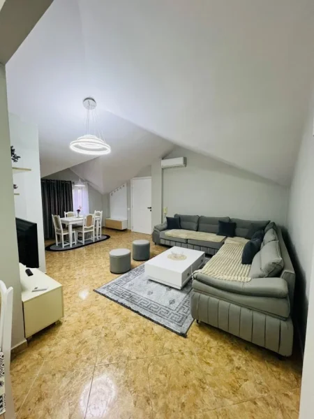 Tirane, jepet me qera apartament 2+1 Kati 4, 80 m² 700 € (Rruga Dëshmorët e Fekenit)