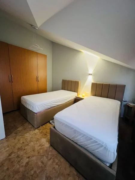 Tirane, jepet me qera apartament 2+1 Kati 4, 80 m² 700 € (Rruga Dëshmorët e Fekenit)