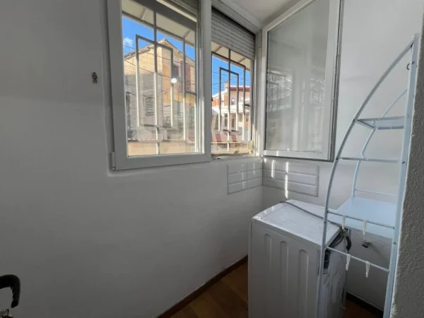 Tirane, shitet apartament 1+1+Ballkon Kati 1, 80 m² (Teftatashko koco) 570 euro