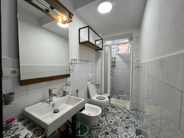 Tirane, shitet apartament 1+1+Ballkon Kati 1, 80 m² (Teftatashko koco) 570 euro