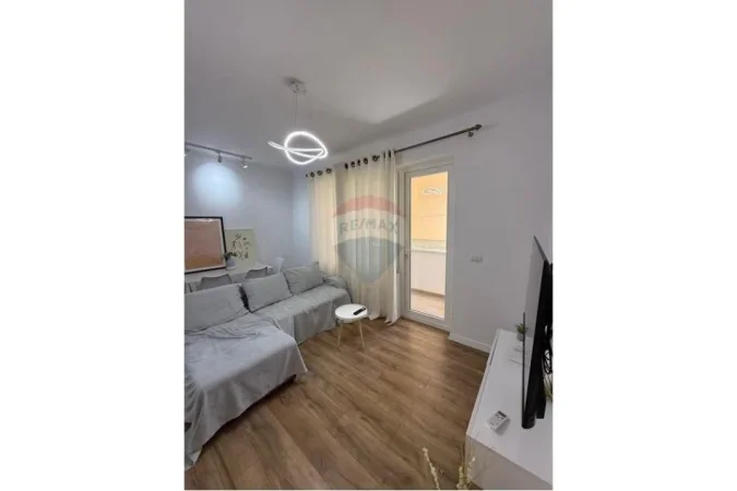 Tirane, jepet me qera apartament 1+1 Kati 5, 50 m² 600 € (Rruga Myslym Shyri)