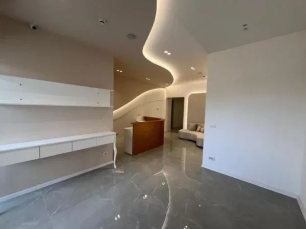 Tirane, jepet me qera dyqan Kati 2, 140 m² 1.500 € (ish stacioni i trenit , zogu i zi)
