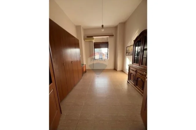 Tirane, jepet me qera apartament 2+1 Kati 4, 76 m² 600 € (Rruga Myslym Shyri)