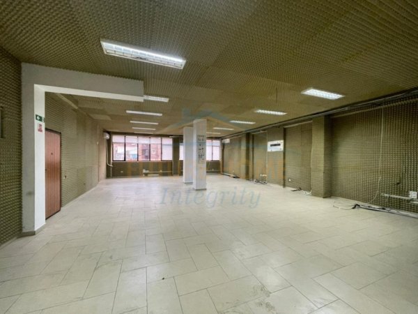 Tirane, jepet me qera ambjent biznesi Kati 1, 350 m² 3.500 € (Rruga Pjetër Budi)