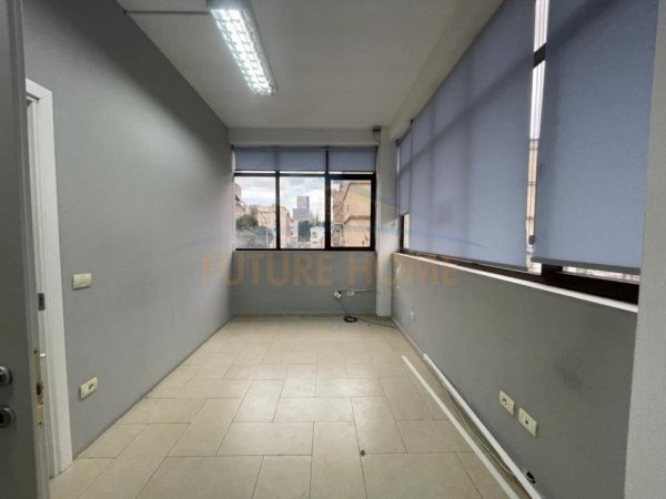 Tirane, jepet me qera ambjent biznesi Kati 1, 350 m² 3.500 € (Rruga Pjetër Budi)